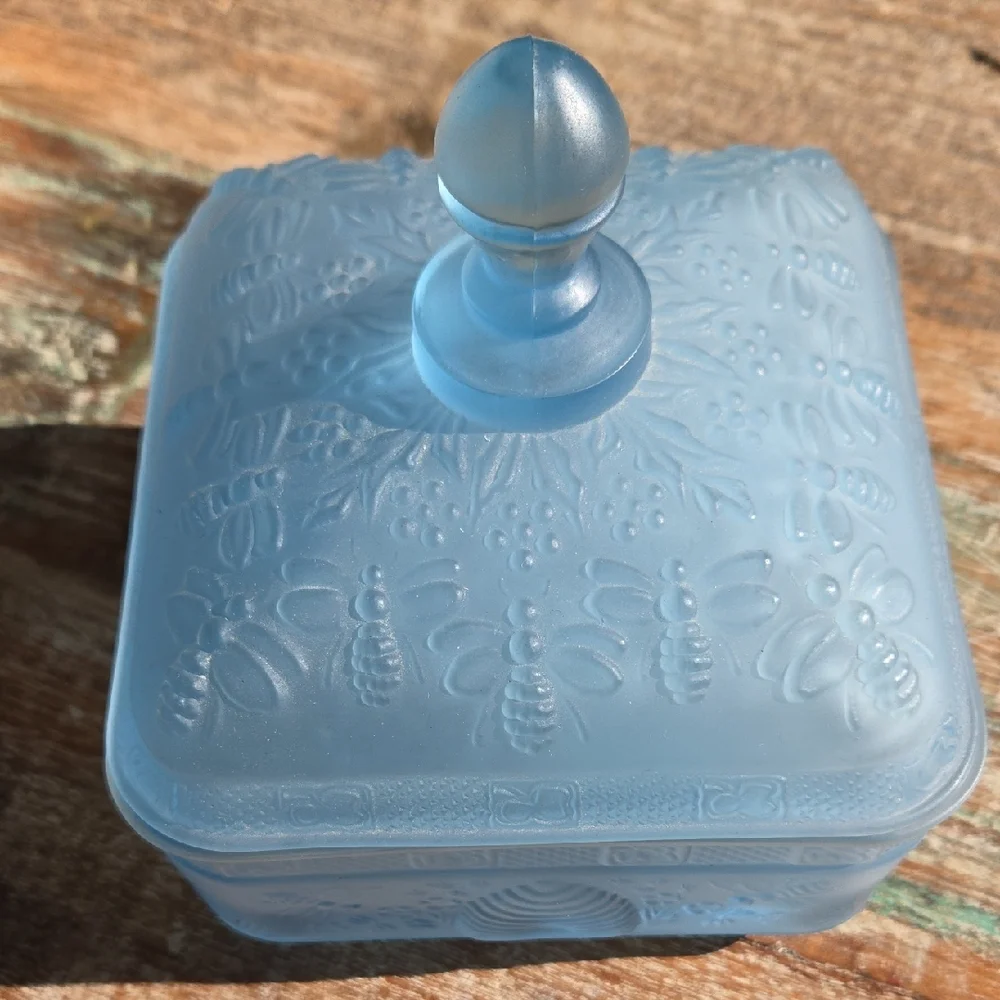 INDIANA GLASS Tiara Blue Satin Beehive Covered CANDY DISH - Picture 1 of 6